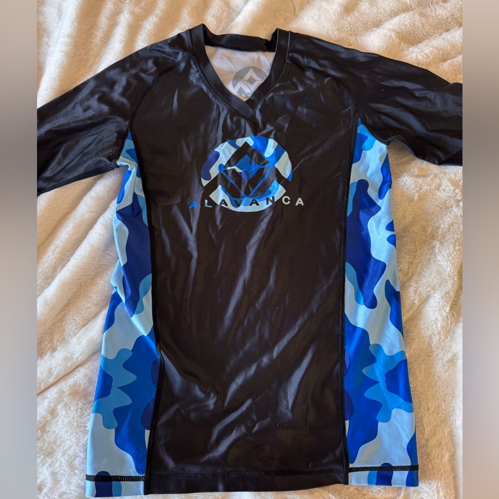 Alavanca women’s v neck rash guard